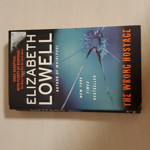 The Wrong Hostage by Elizabeth Lowell - Picture 1 of 2
